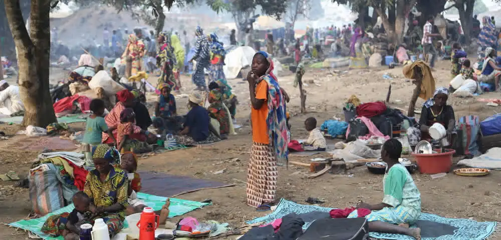 Réfugiés et déplacés fuyant Boko Haram, installés en plein air avec leurs effets dans un camp au Cameroun