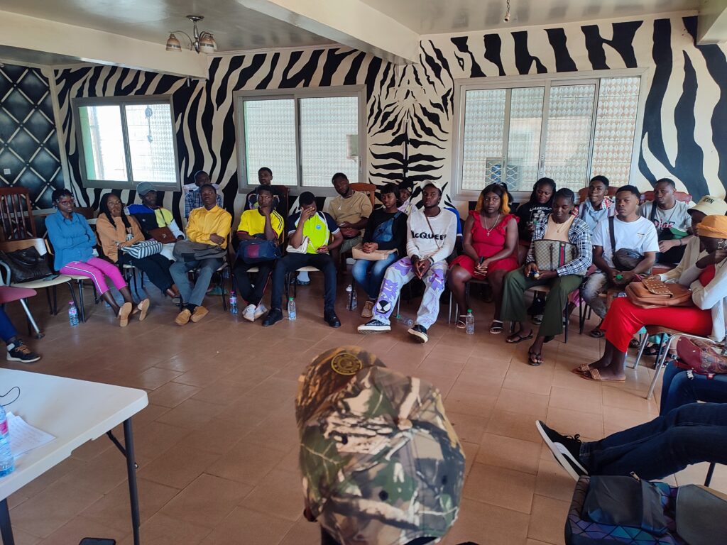 Participants assis en cercle lors du lancement de l’École itinérante de prévention des VBG