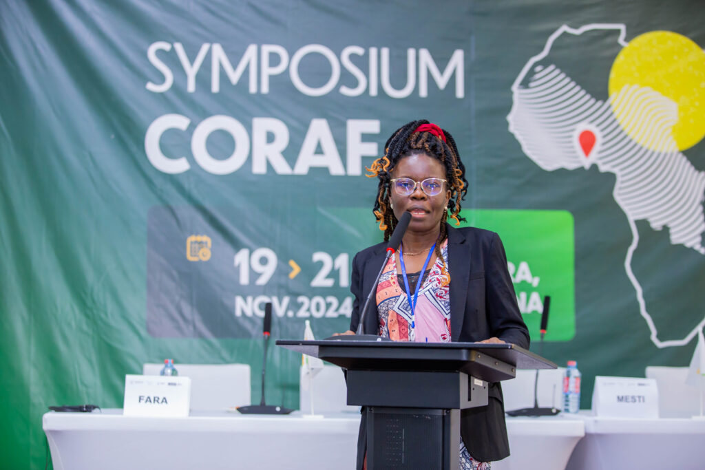 La chercheuse Yoganie Yemo présente l’innovation issue de sa communication au Symposium du CORAF