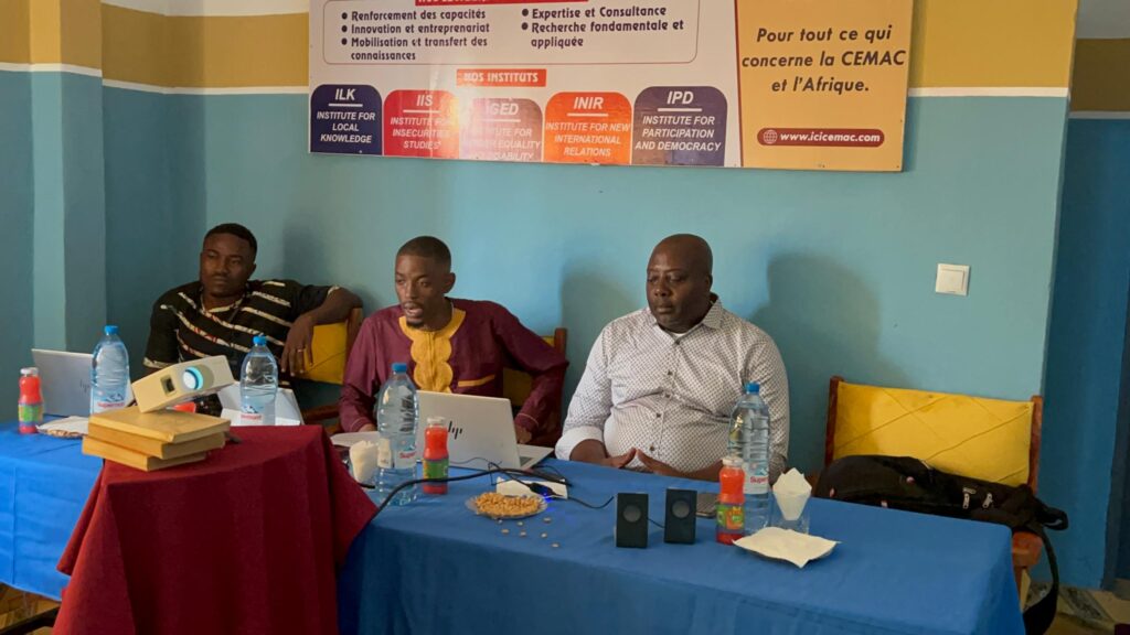 Trois intervenants assis à la table lors de la conférence spéciale du CRIC sur la recherche à l’impact et l’IA