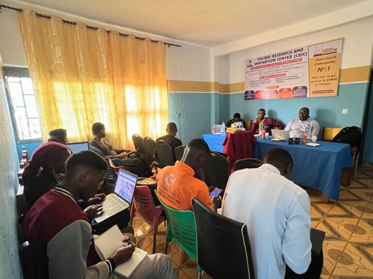 Vue de la salle pendant la conférence spéciale du CRIC sur la recherche à impact, participants face à la table officielle