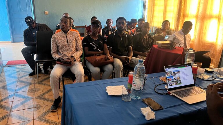 Public assis lors de la conférence spéciale du CRIC sur la recherche à impact, ordinateur portable au premier plan