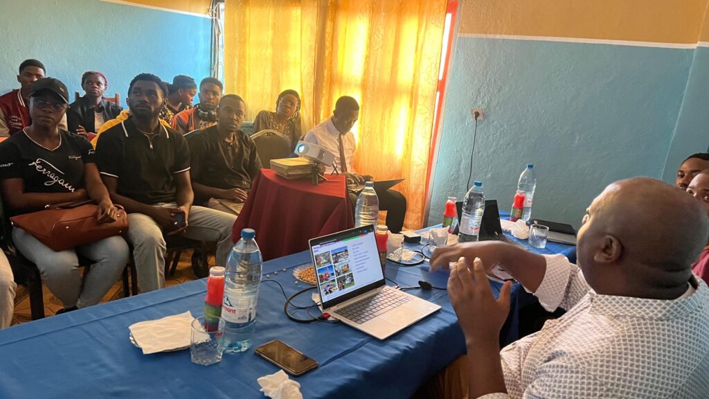 Un intervenant s’adresse aux participants lors de la conférence spéciale du CRIC sur la recherche à impact à Dschang